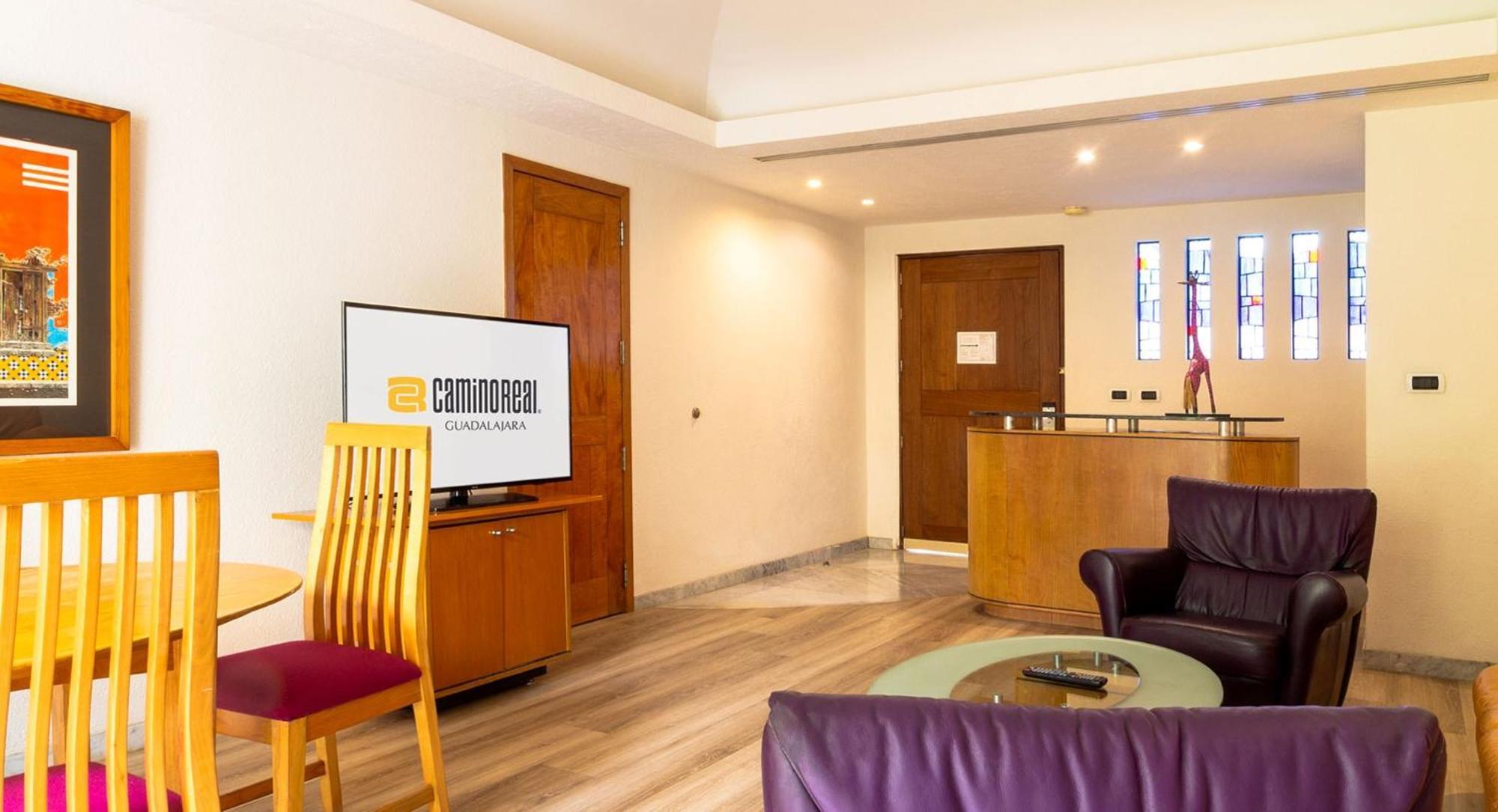 Camino Real Guadalajara Ξενοδοχείο Zapopan Εξωτερικό φωτογραφία A living room at Cinnamon Lakeside