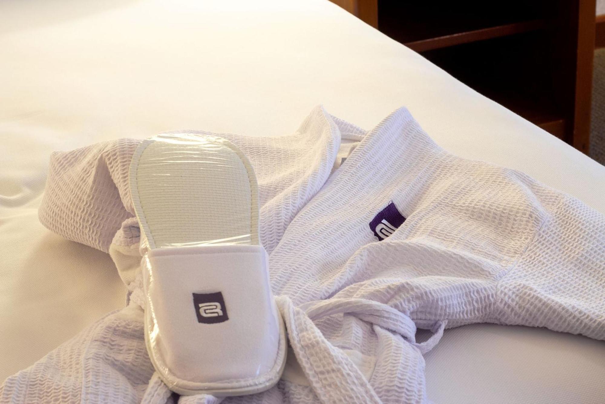 Camino Real Guadalajara Ξενοδοχείο Zapopan Εξωτερικό φωτογραφία A hotel guest room with a robe and slippers