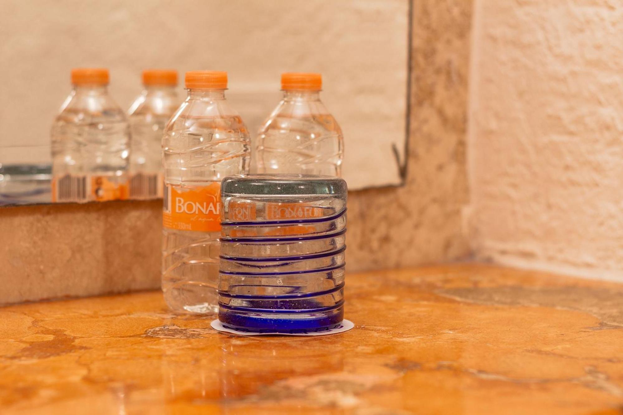 Camino Real Guadalajara Ξενοδοχείο Zapopan Εξωτερικό φωτογραφία Bottles of Evian